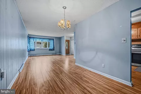 Living - 14 Ruby Dr, Claymont, DE 19703 photo 3 of 8