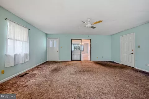 Living - 14 Ruby Dr, Claymont, DE 19703 photo 5 of 8