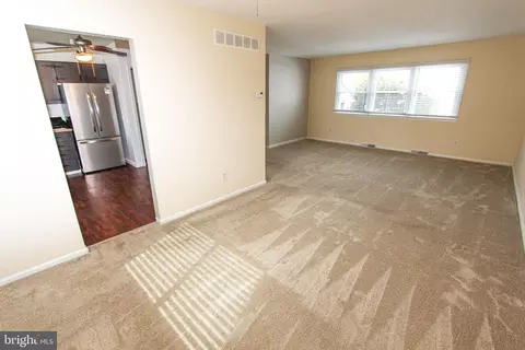 Living - 132 Worral Dr, Newark, DE 19711 photo 7 of 12
