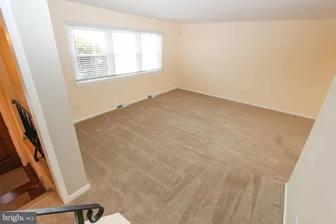 Living - 132 Worral Dr, Newark, DE 19711 photo 1 of 12