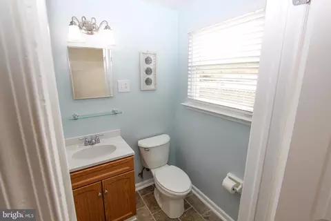 Bath - 132 Worral Dr, Newark, DE 19711 photo 2 of 4