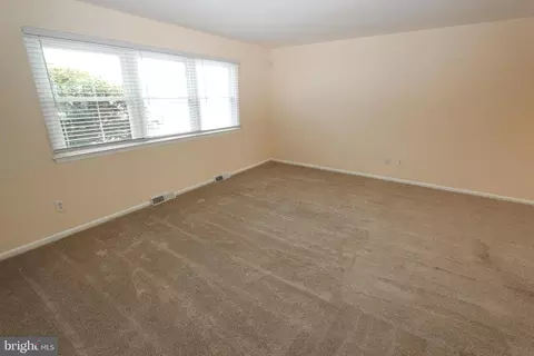 Living - 132 Worral Dr, Newark, DE 19711 photo 2 of 12