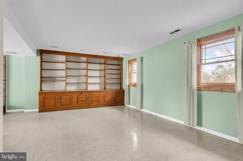 Living - 38 Stardust Dr, Newark, DE 19702 photo 3 of 5