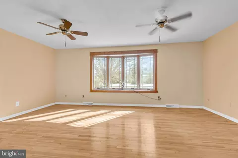 Living - 38 Stardust Dr, Newark, DE 19702 photo 1 of 5