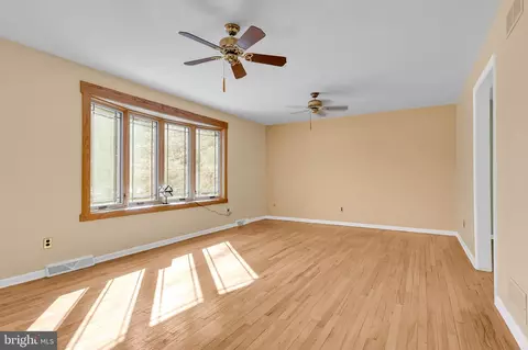 Living - 38 Stardust Dr, Newark, DE 19702 photo 2 of 5