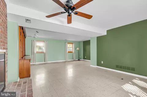 Living - 38 Stardust Dr, Newark, DE 19702 photo 5 of 5