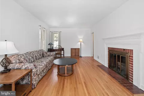 Living - 126 Manns Ave, Newark, DE 19711 photo 2 of 5