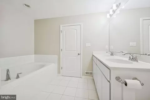 Bath - 640 Jacobsen Cir, Newark, DE 19702 photo 2 of 2