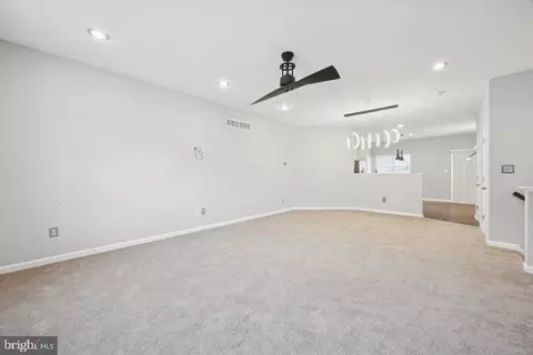 Living - 640 Jacobsen Cir, Newark, DE 19702 photo 3 of 4