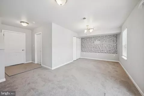 Living - 640 Jacobsen Cir, Newark, DE 19702 photo 2 of 4
