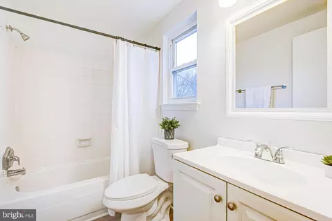 Bath - 214 Darwin Dr, Newark, DE 19711 photo 2 of 2