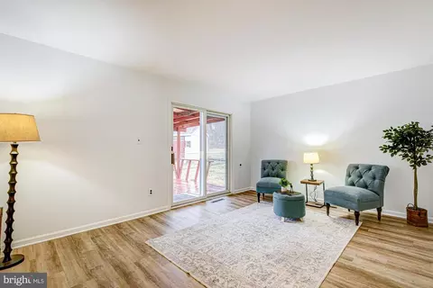 Living - 214 Darwin Dr, Newark, DE 19711 photo 5 of 6