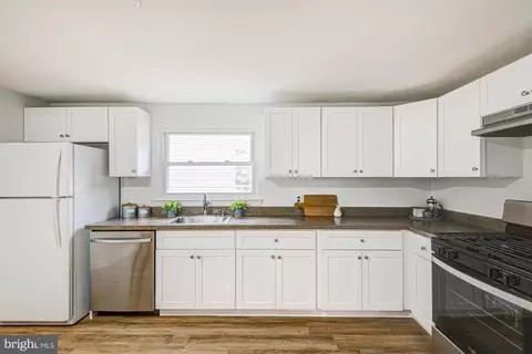 Kitchen - 214 Darwin Dr, Newark, DE 19711 photo 1 of 3