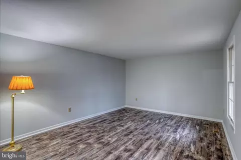Living - 122 Bartley Dr, Newark, DE 19702 photo 5 of 6