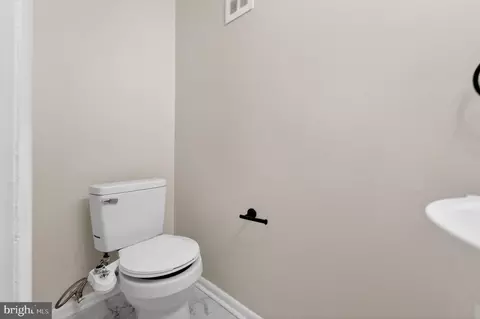 Entry Way - 7 Teal Cir, Newark, DE 19702 photo 5 of 8