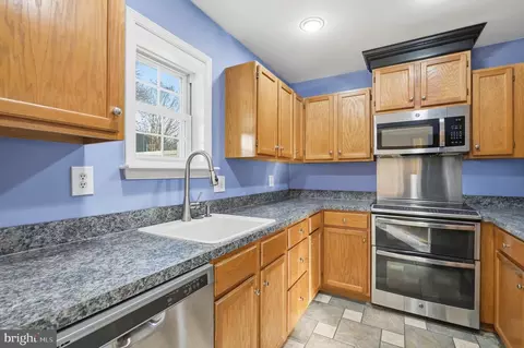 Kitchen - 159 E Green Valley Cir, Newark, DE 19711 photo 2 of 3