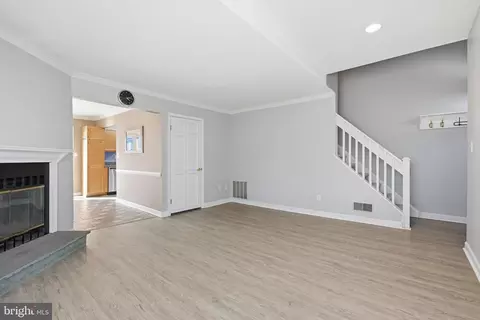 Living - 159 E Green Valley Cir, Newark, DE 19711 photo 2 of 3