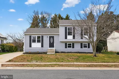 13 Country Ln, Newark, DE 19702
