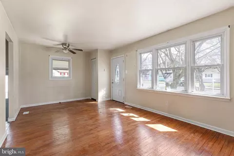 Living - 3 Redding Cir, Middletown, DE 19709 photo 3 of 5