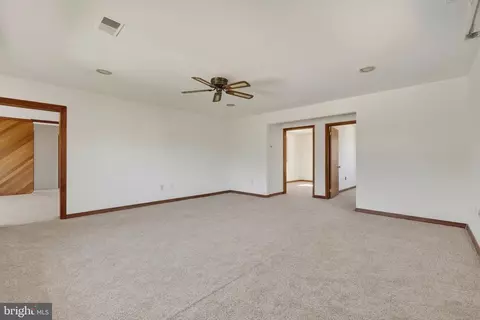 Living - 34 Archer Cir, Newark, DE 19702 photo 4 of 5
