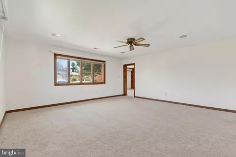 Living - 34 Archer Cir, Newark, DE 19702 photo 5 of 5