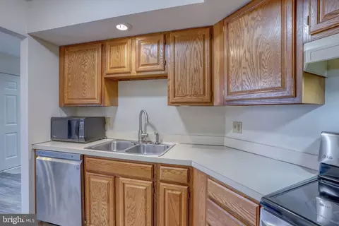 Kitchen - 2705 Creekside Dr, Newark, DE 19711 photo 4 of 5