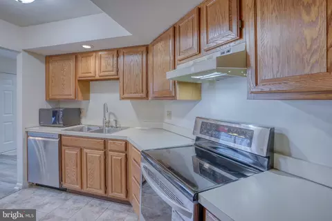 Kitchen - 2705 Creekside Dr, Newark, DE 19711 photo 3 of 5