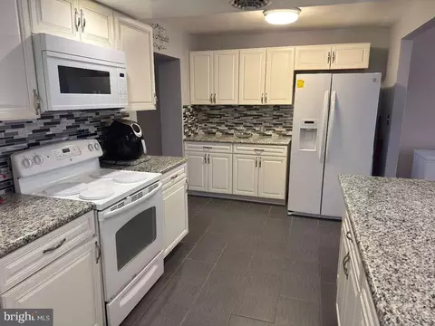Kitchen - 4 E Clairmont Dr, Newark, DE 19702 photo 2 of 3