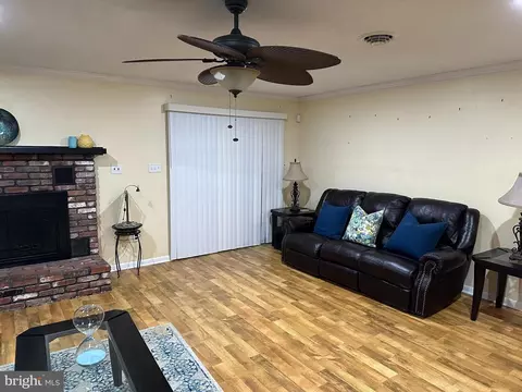 Living - 4 E Clairmont Dr, Newark, DE 19702 photo 2 of 3