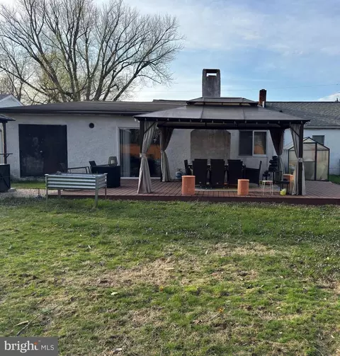 Exterior - 4 E Clairmont Dr, Newark, DE 19702 photo 3 of 4