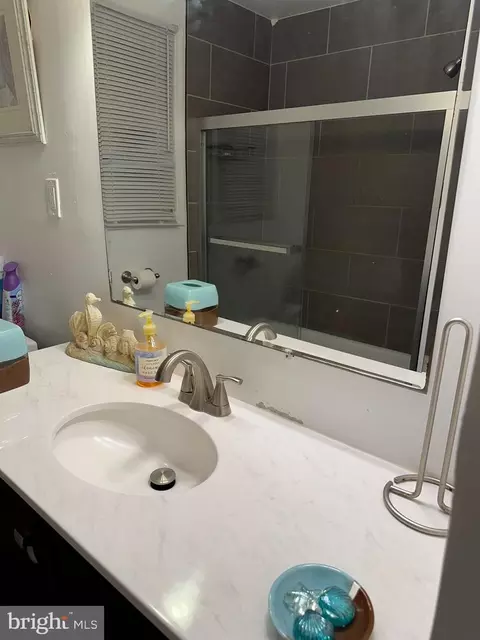 Bath - 4 E Clairmont Dr, Newark, DE 19702 photo 1 of 1