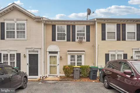 137 Creekside Ct, Newark, DE 19702