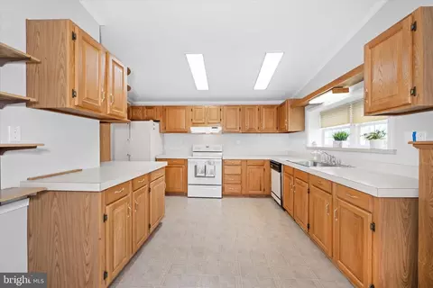 87 Joyce Dr, Wilmington, DE 19808