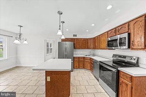 Kitchen - 10 Old Stable Ln, Newark, DE 19711 photo 1 of 2