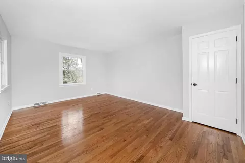 Living - 988 Sharpless Rd, Hockessin, DE 19707 photo 8 of 8