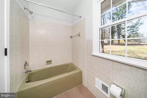Bath - 988 Sharpless Rd, Hockessin, DE 19707 photo 2 of 2