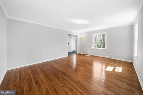 Living - 988 Sharpless Rd, Hockessin, DE 19707 photo 3 of 8