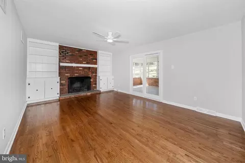 Living - 988 Sharpless Rd, Hockessin, DE 19707 photo 6 of 8