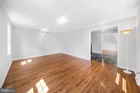 Living - 988 Sharpless Rd, Hockessin, DE 19707 photo 4 of 8