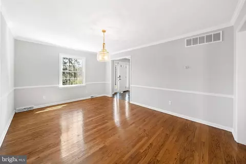 Living - 988 Sharpless Rd, Hockessin, DE 19707 photo 5 of 8