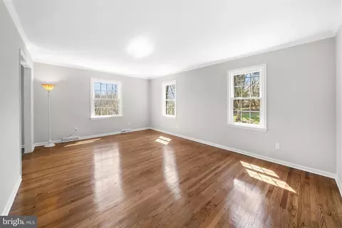 Living - 988 Sharpless Rd, Hockessin, DE 19707 photo 2 of 8