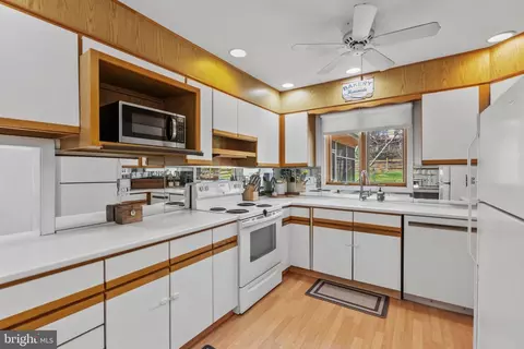 Kitchen - 40 Raphael Rd, Hockessin, DE 19707 photo 2 of 5
