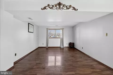 Living - 314 Carya Ct, Bear, DE 19701 photo 3 of 4