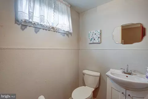 Bath - 121 Sonant Dr, Newark, DE 19713 photo 3 of 3