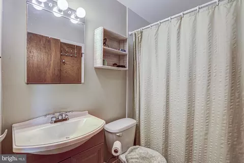 Bath - 121 Sonant Dr, Newark, DE 19713 photo 1 of 3