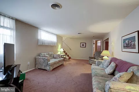 Living - 121 Sonant Dr, Newark, DE 19713 photo 2 of 2