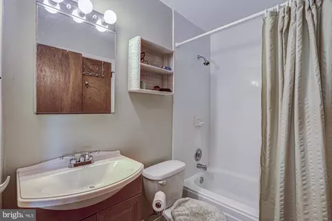 Bath - 121 Sonant Dr, Newark, DE 19713 photo 2 of 3