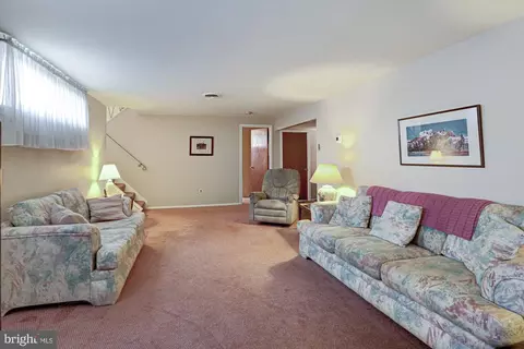 Living - 121 Sonant Dr, Newark, DE 19713 photo 1 of 2