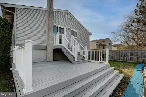 Exterior - 121 Sonant Dr, Newark, DE 19713 photo 5 of 11