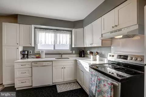 Kitchen - 121 Sonant Dr, Newark, DE 19713 photo 3 of 4